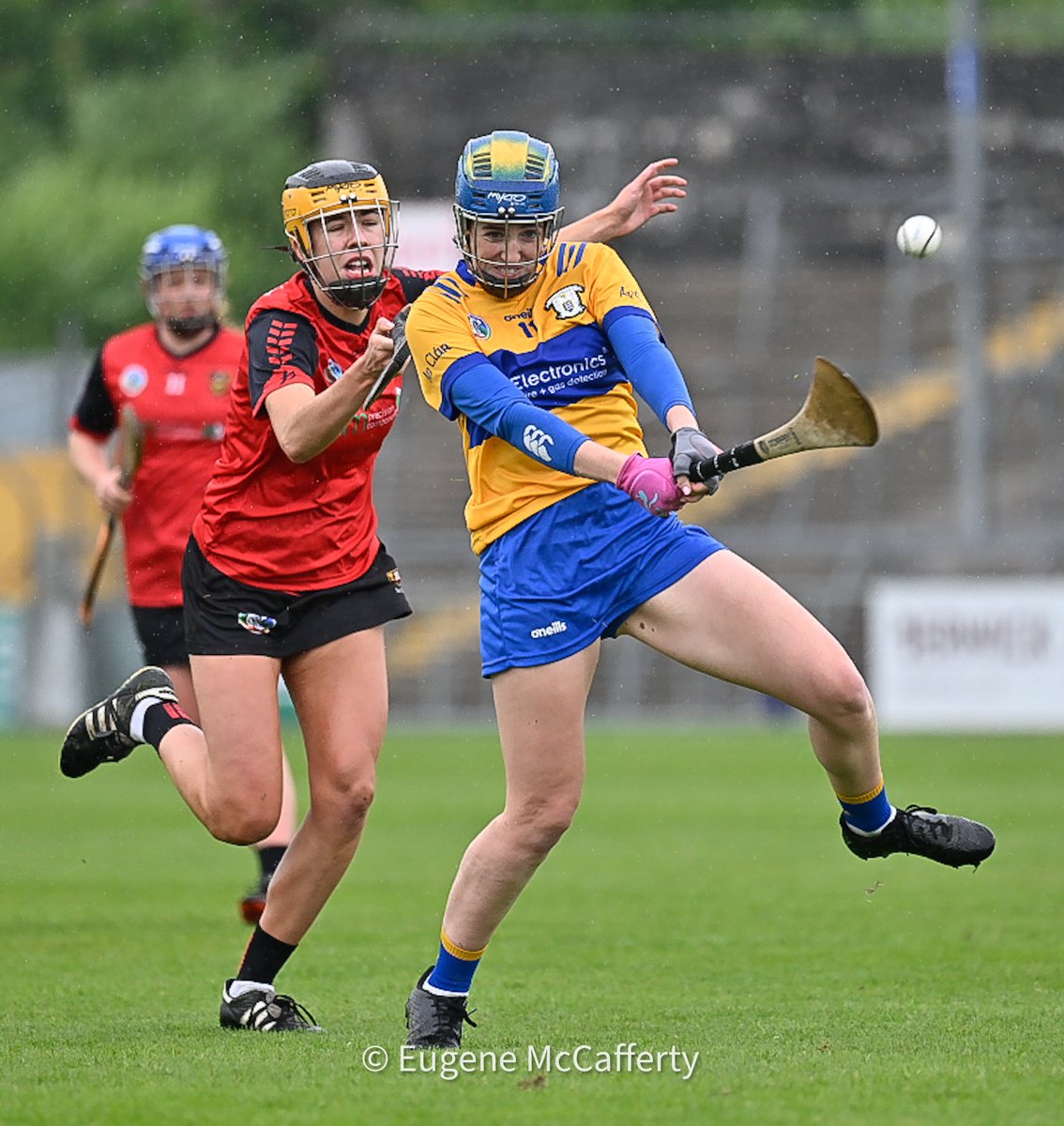 Laura Foley scores from play for Clare despite the best efforts of Down’s Beth Fitzpatrick. HT in rd 1 of the All-Ireland Senior Camogie Championship it’s @ClareCamogie 1-6 @downcamogie 1-4. Photograph by @eugemccafferty.