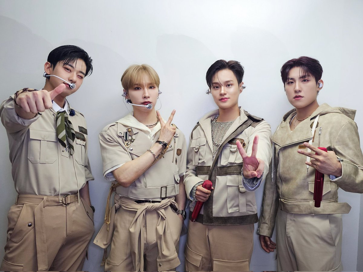 AB6IX's tweet image. [📷]
240525 2024 AB6IX FAN CONCERT 'Find YOU' DAY 1 🖤
ABNEW의 사랑 속에서 
무사히 첫날 공연 완료 ৻(≧ᗜ≦৻)
오랜만에 무대에서 함께해서 너무 즐거웠어요🙌
내일도 큰 함성소리 들려주세요🔥🔥🔥
조심히 들어가세요✨

#AB6IX #에이비식스
#Find_YOU