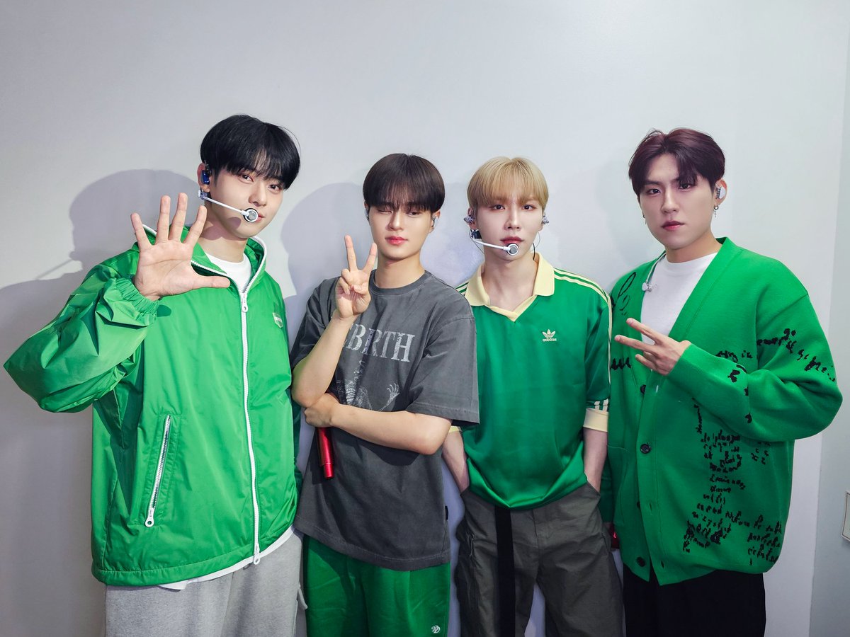 AB6IX's tweet image. [📷]
240525 2024 AB6IX FAN CONCERT 'Find YOU' DAY 1 🖤
ABNEW의 사랑 속에서 
무사히 첫날 공연 완료 ৻(≧ᗜ≦৻)
오랜만에 무대에서 함께해서 너무 즐거웠어요🙌
내일도 큰 함성소리 들려주세요🔥🔥🔥
조심히 들어가세요✨

#AB6IX #에이비식스
#Find_YOU