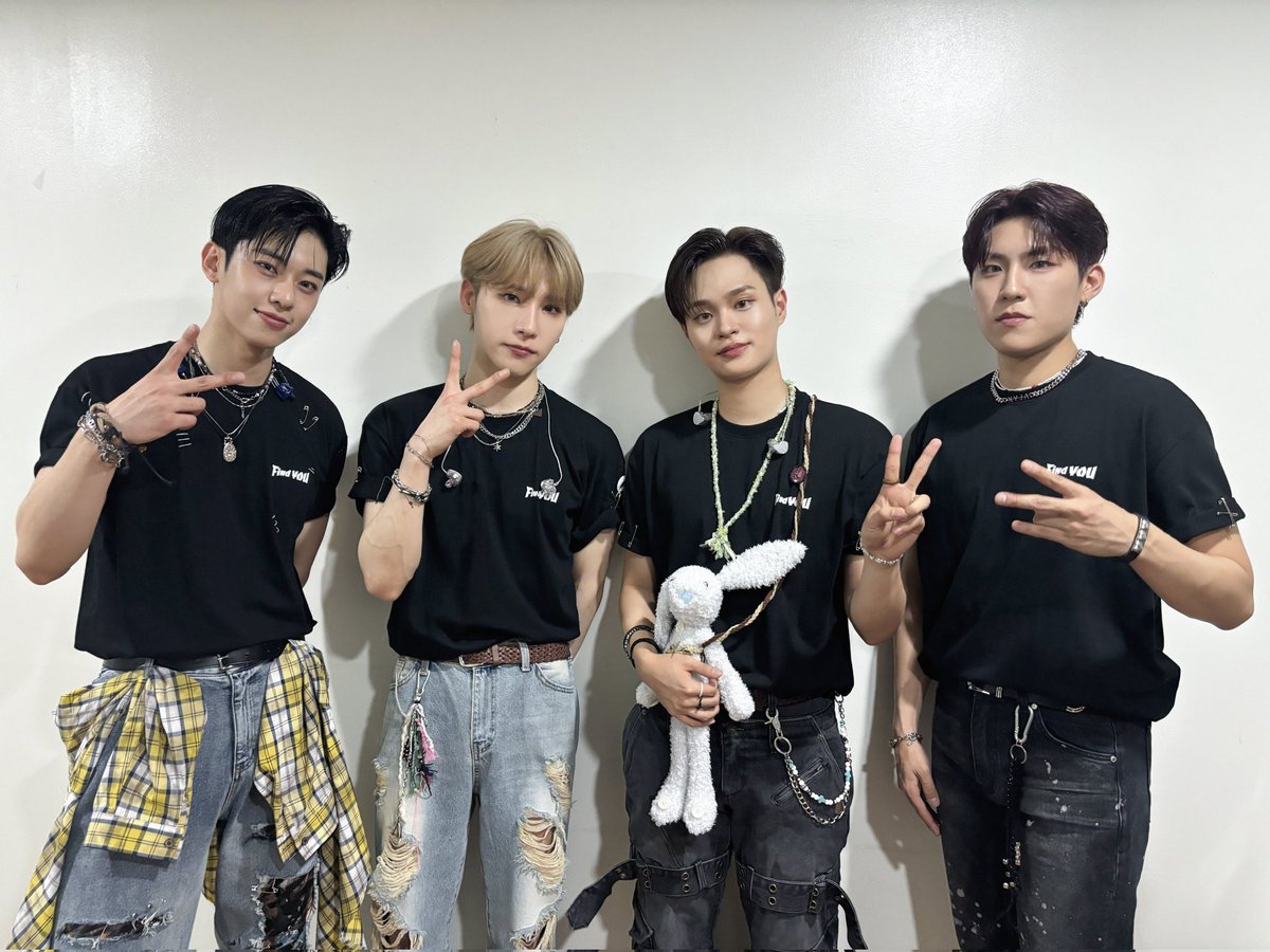 AB6IX's tweet image. [📷]
240525 2024 AB6IX FAN CONCERT 'Find YOU' DAY 1 🖤
ABNEW의 사랑 속에서 
무사히 첫날 공연 완료 ৻(≧ᗜ≦৻)
오랜만에 무대에서 함께해서 너무 즐거웠어요🙌
내일도 큰 함성소리 들려주세요🔥🔥🔥
조심히 들어가세요✨

#AB6IX #에이비식스
#Find_YOU