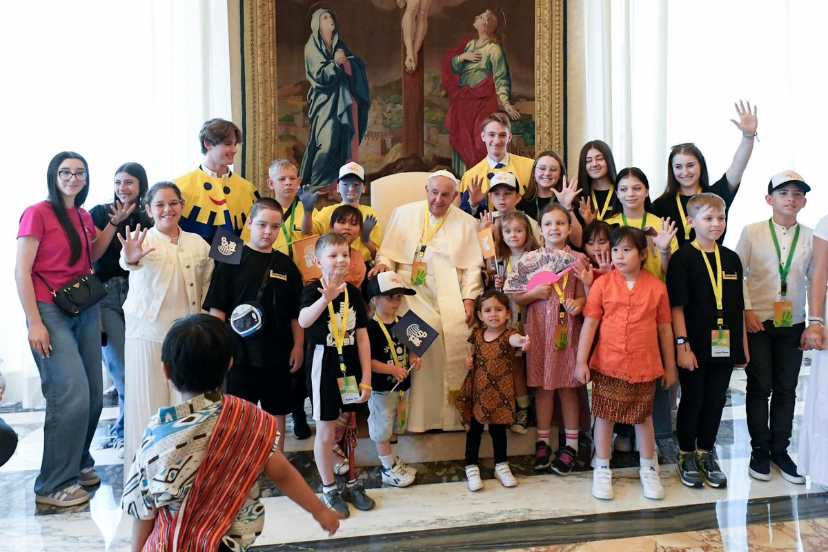 vaticannews_fr's tweet photo. 🧸 @Pontifex_fr a reçu samedi au Palais apostolique un groupe d'une trentaine d'enfants venus de zones en guerre, comme de Palestine ou d'Ukraine, porter un message d'espérance. #JournéeMondialeDesEnfants

https://t.co/9dtV3qmejt https://t.co/yvacC2GKkH