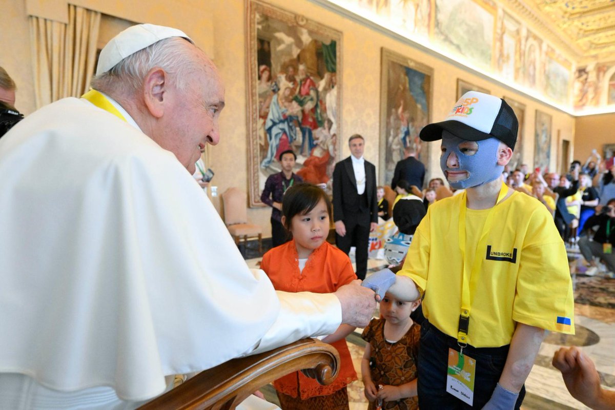 vaticannews_fr's tweet photo. 🧸 @Pontifex_fr a reçu samedi au Palais apostolique un groupe d'une trentaine d'enfants venus de zones en guerre, comme de Palestine ou d'Ukraine, porter un message d'espérance. #JournéeMondialeDesEnfants

https://t.co/9dtV3qmejt https://t.co/yvacC2GKkH