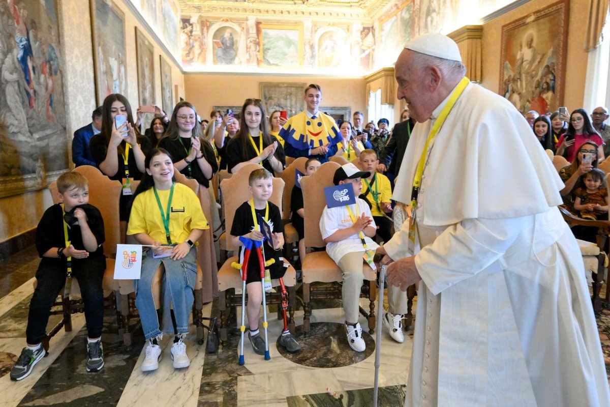vaticannews_fr's tweet photo. 🧸 @Pontifex_fr a reçu samedi au Palais apostolique un groupe d'une trentaine d'enfants venus de zones en guerre, comme de Palestine ou d'Ukraine, porter un message d'espérance. #JournéeMondialeDesEnfants

https://t.co/9dtV3qmejt https://t.co/yvacC2GKkH