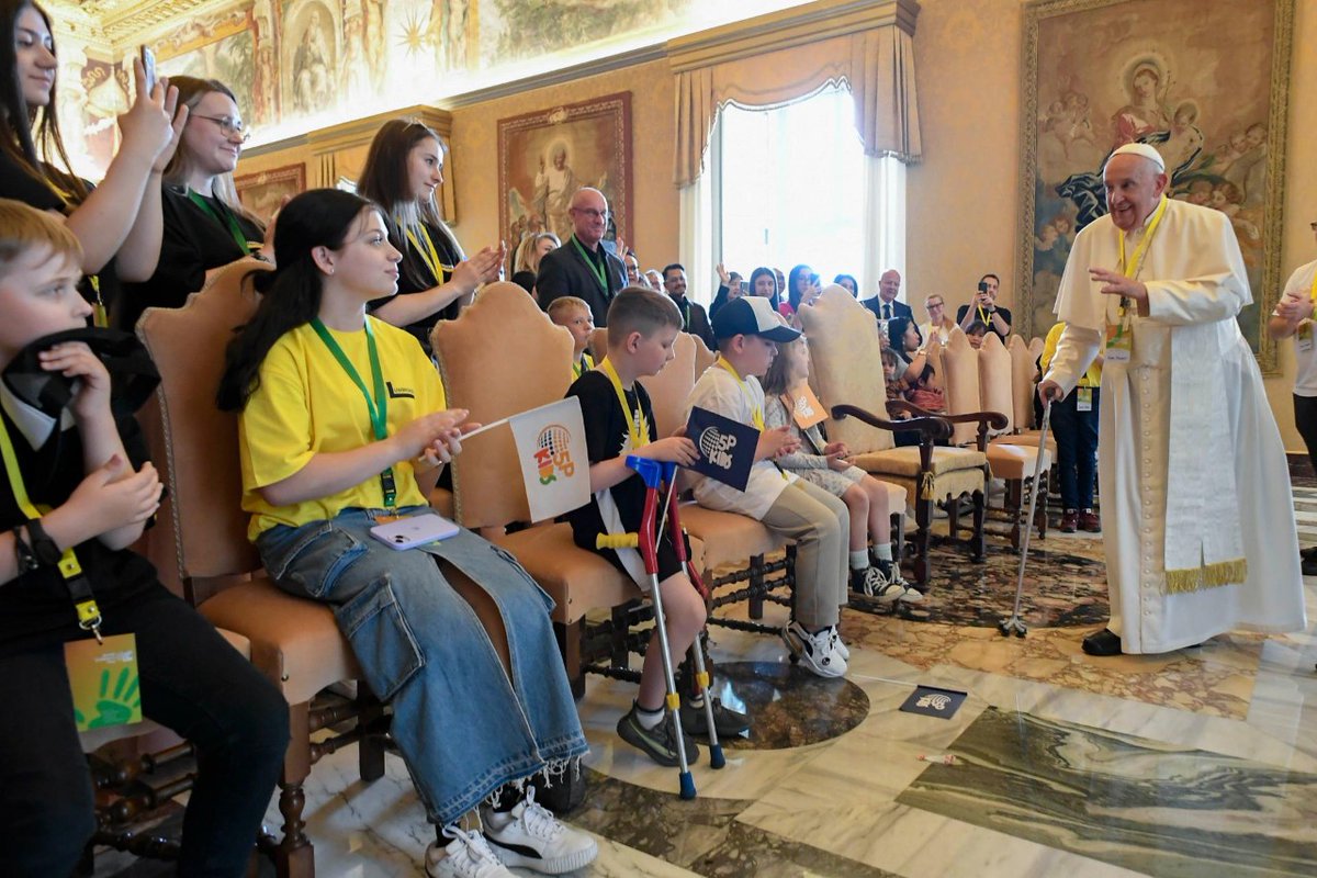 vaticannews_fr's tweet photo. 🧸 @Pontifex_fr a reçu samedi au Palais apostolique un groupe d'une trentaine d'enfants venus de zones en guerre, comme de Palestine ou d'Ukraine, porter un message d'espérance. #JournéeMondialeDesEnfants

https://t.co/9dtV3qmejt https://t.co/yvacC2GKkH