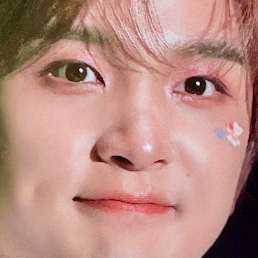 lhcmild's tweet photo. haechan bread with his lil dimple :]🍞🤏🏻 https://t.co/UvLW2zer6e