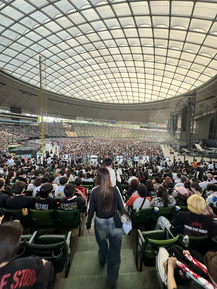 KOMA2TaKu's tweet photo. 思ってることを
グッズ販売についてです。特に関東圏外からの参加者にとって、当日のグッズ販売は非常に入手しにくい状況でした。前日に移動しなければならないため、時間と費用がかかります。事前販売やオンライン販売を導入してもらえると、嬉しい。

#ONEOKROCK 
#ベルーナドーム https://t.co/0t2JYXfrWL
