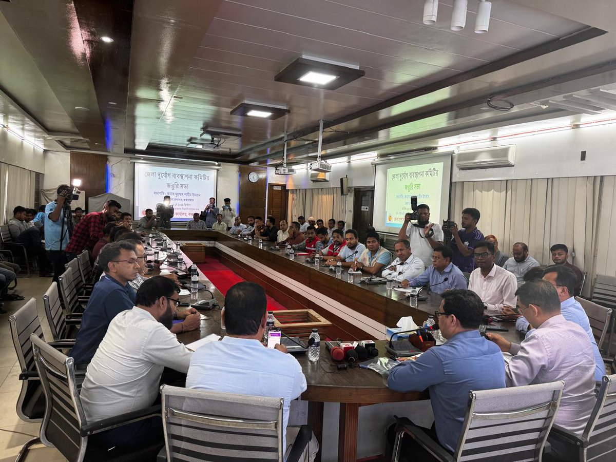 🌀A potential cyclone is approaching 🇧🇩 putting Cox's Bazar & #Rohingya #refugee camps at risk. #HappeningNow: District Disaster Management Committee is meeting with #humanitarian efforts ready to respond under Bangladesh's leadership. Stay safe and follow official updates.