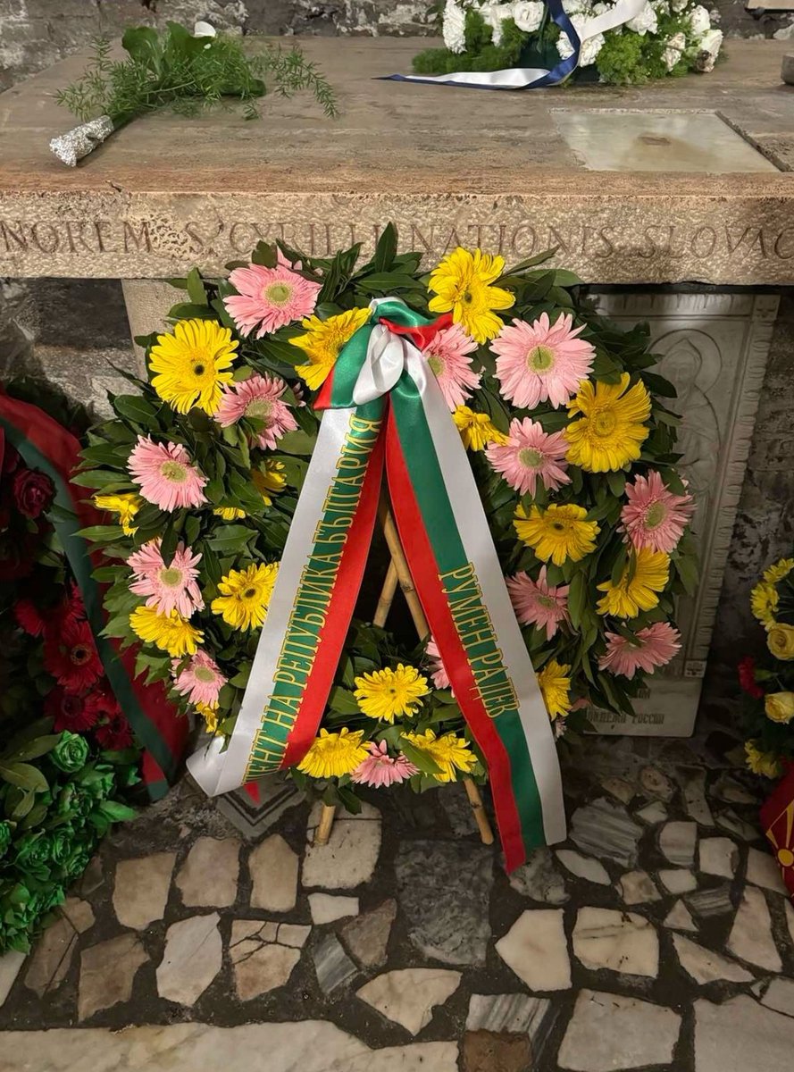 <a href="/gogamkd/">Гордана Сиљановска Давкова (Gordana Siljanovska)</a> е во приватна посета на РИМ или како претседател на државата? Ако се срами од Северна Македонија, зошто тогаш на венецот ГОРДО не напишала Претседател на Република Македонија?! Или Претседател на Нашата земја 🤡🤡🤡