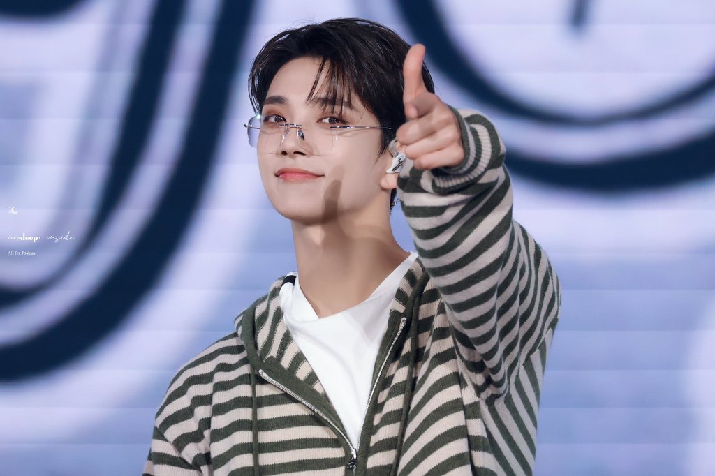 shuasmedia's tweet photo. joshua’s thin framed glasses suit him the most https://t.co/8YAabOYRz3