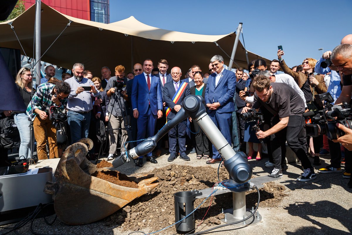 Emil_Boc's tweet photo. Romania's first artificial intelligence research center is being built at the Technical University of Cluj-Napoca. The building will cover 13,850 sqm, feature advanced facilities, and focus on AI solutions for healthcare, transportation, and cybersecurity, driving regional economic and technological progress. The investment of+20 mil Euros will help our city to ensure a better digital transition from ”made in Cluj-Napoca” to ”invented in Cluj-Napoca”.