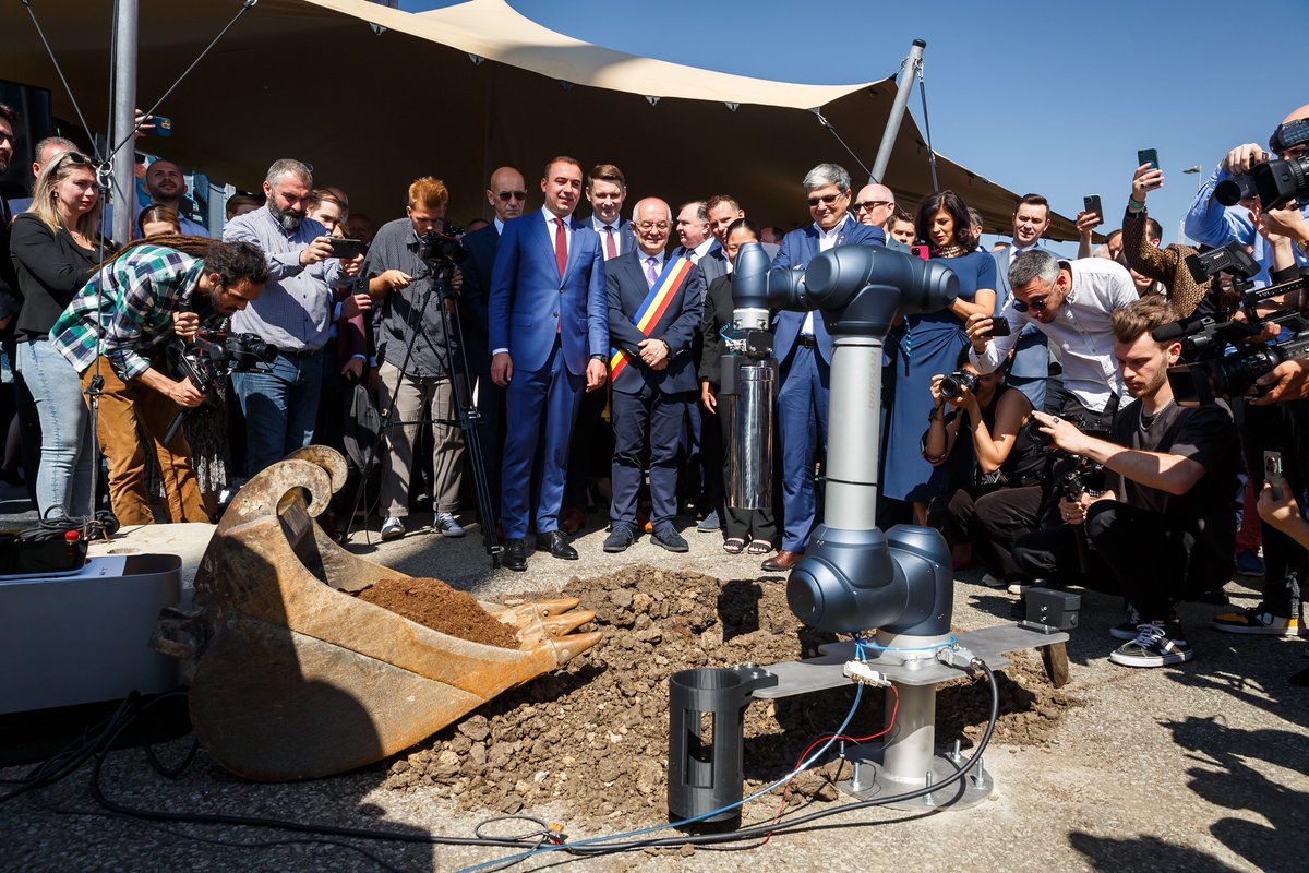 Emil_Boc's tweet photo. Romania's first artificial intelligence research center is being built at the Technical University of Cluj-Napoca. The building will cover 13,850 sqm, feature advanced facilities, and focus on AI solutions for healthcare, transportation, and cybersecurity, driving regional economic and technological progress. The investment of+20 mil Euros will help our city to ensure a better digital transition from ”made in Cluj-Napoca” to ”invented in Cluj-Napoca”.