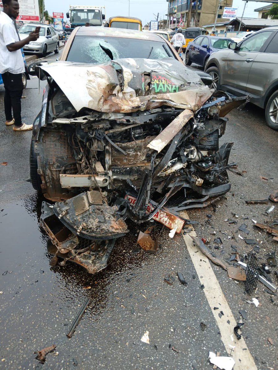 benopaonyx1's tweet photo. This place looks a bit busy, how did the car receive this kind impact? 
Liwin make lucky o https://t.co/SIc7R8u2d9