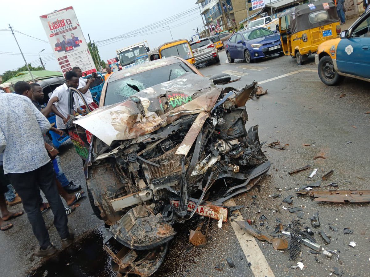 benopaonyx1's tweet photo. This place looks a bit busy, how did the car receive this kind impact? 
Liwin make lucky o https://t.co/SIc7R8u2d9