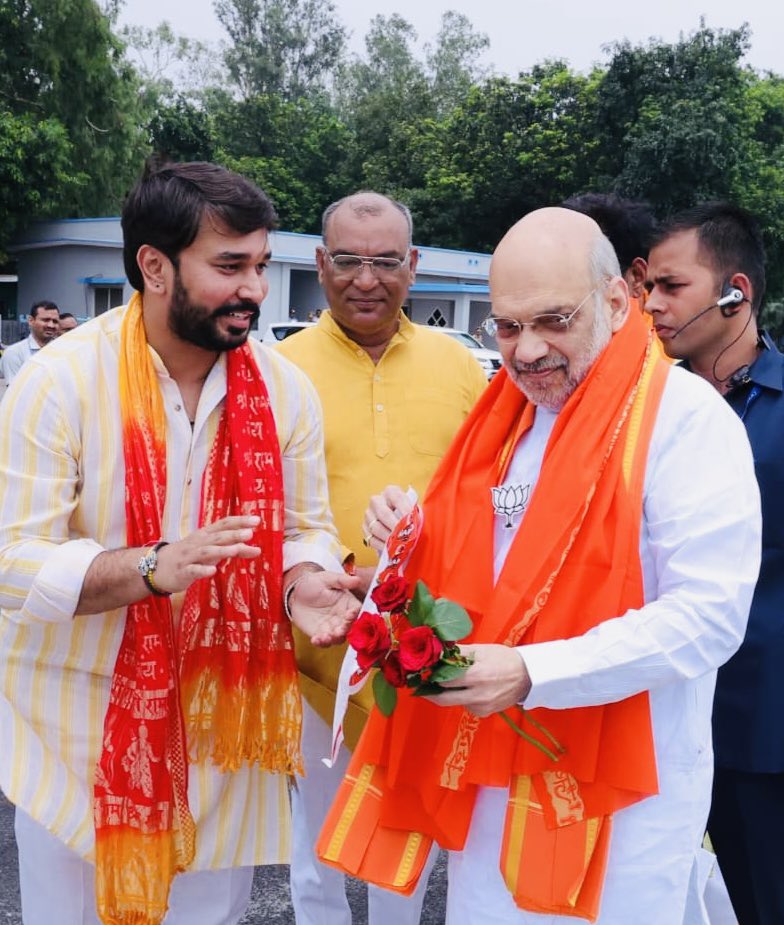 purusharth_bjp's tweet photo. जिनके नेतृत्व में हमारा संगठन सदैव विजय रहता है,भारत के इतिहास के सबसे सफल एवं लोकप्रिय गृह मंत्री आदरणीय @AmitShah जी का स्वागत गोरखपुर क्षेत्र में करने का सौभाग्य मिला 🙏💐 @narendramodi @AmitShah @sunilbansalbjp @Bhupendraupbjp @idharampalsingh @gnshuklabjp @sahjanandraibjp @Tejasvi_Surya @PranshuDutt @bjpharshvardhan @archnabjpup @anuraggautambjp @GkpBjym @Abhina_Prakash @rohit_chahal @_AKKaushik