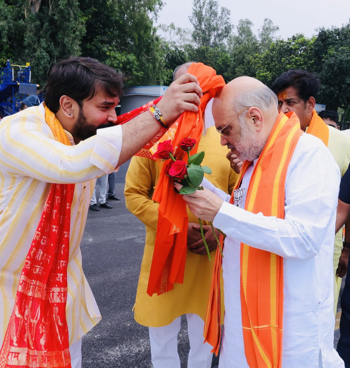 purusharth_bjp's tweet photo. जिनके नेतृत्व में हमारा संगठन सदैव विजय रहता है,भारत के इतिहास के सबसे सफल एवं लोकप्रिय गृह मंत्री आदरणीय @AmitShah जी का स्वागत गोरखपुर क्षेत्र में करने का सौभाग्य मिला 🙏💐 @narendramodi @AmitShah @sunilbansalbjp @Bhupendraupbjp @idharampalsingh @gnshuklabjp @sahjanandraibjp @Tejasvi_Surya @PranshuDutt @bjpharshvardhan @archnabjpup @anuraggautambjp @GkpBjym @Abhina_Prakash @rohit_chahal @_AKKaushik