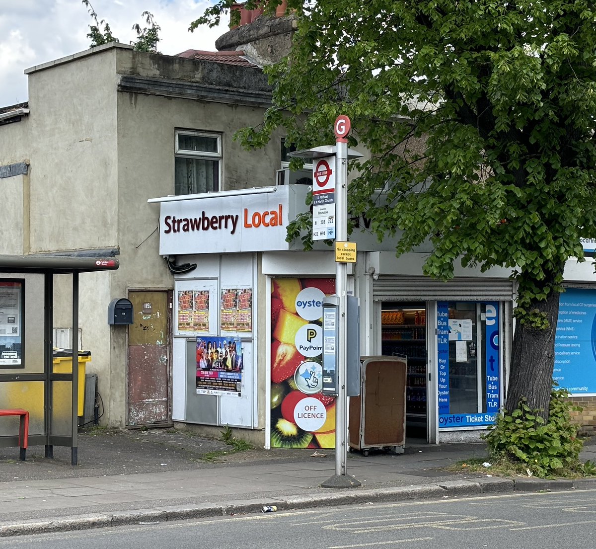 Same typeface, same colours, and a word that starts with an “S” and looks really similar. But this is not a @sainsburys - it’s a corner shop called a Strawberry Local, on Bath Road, Hounslow. Quite the passing-off.