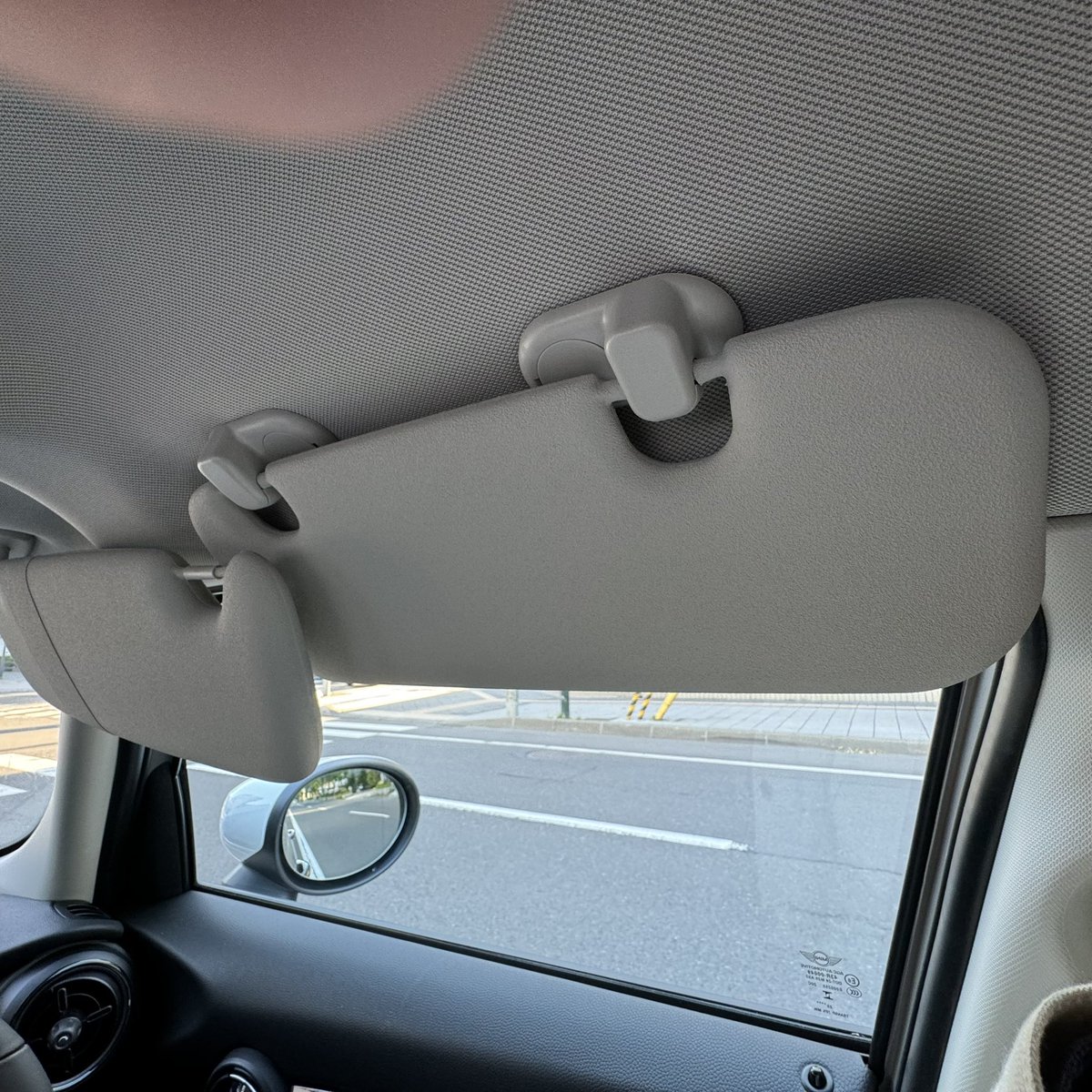 torakono's tweet photo. MINI純正のサイドバイザー。
なぜか国内では純正オプションから外されているパーツなので、別ルートで調達してセルフ改造。
朝日や西陽には、サイドシールド付きサングラス＋コレで対策バッチリね。
#MINI 
#minicooper 
#minif55 https://t.co/kj3WTTwWR6