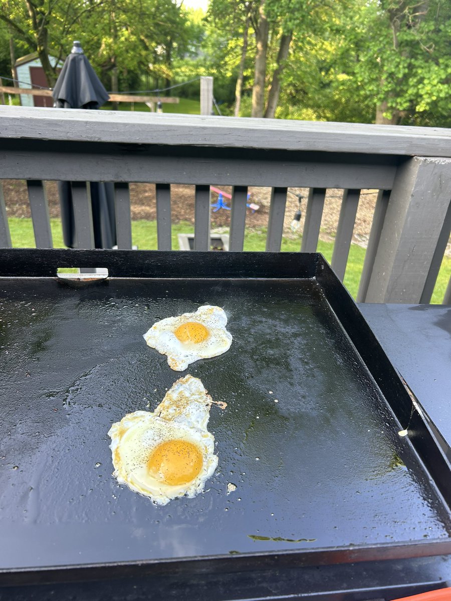 22BigDon's tweet image. Woke up this morning thinking a bowl of cereal then go get a haircut but the milk we have expired on 5/22 #Bummer

But I noticed a package of bacon 🥓 sitting next to a big thing of eggs 🥚  

#BlackStone to the breakfast rescue ….