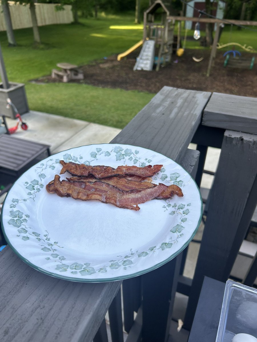 22BigDon's tweet image. Woke up this morning thinking a bowl of cereal then go get a haircut but the milk we have expired on 5/22 #Bummer

But I noticed a package of bacon 🥓 sitting next to a big thing of eggs 🥚  

#BlackStone to the breakfast rescue ….