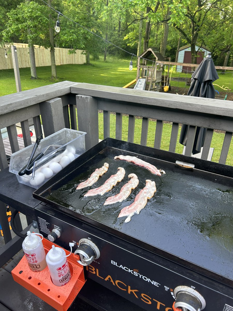 22BigDon's tweet image. Woke up this morning thinking a bowl of cereal then go get a haircut but the milk we have expired on 5/22 #Bummer

But I noticed a package of bacon 🥓 sitting next to a big thing of eggs 🥚  

#BlackStone to the breakfast rescue ….