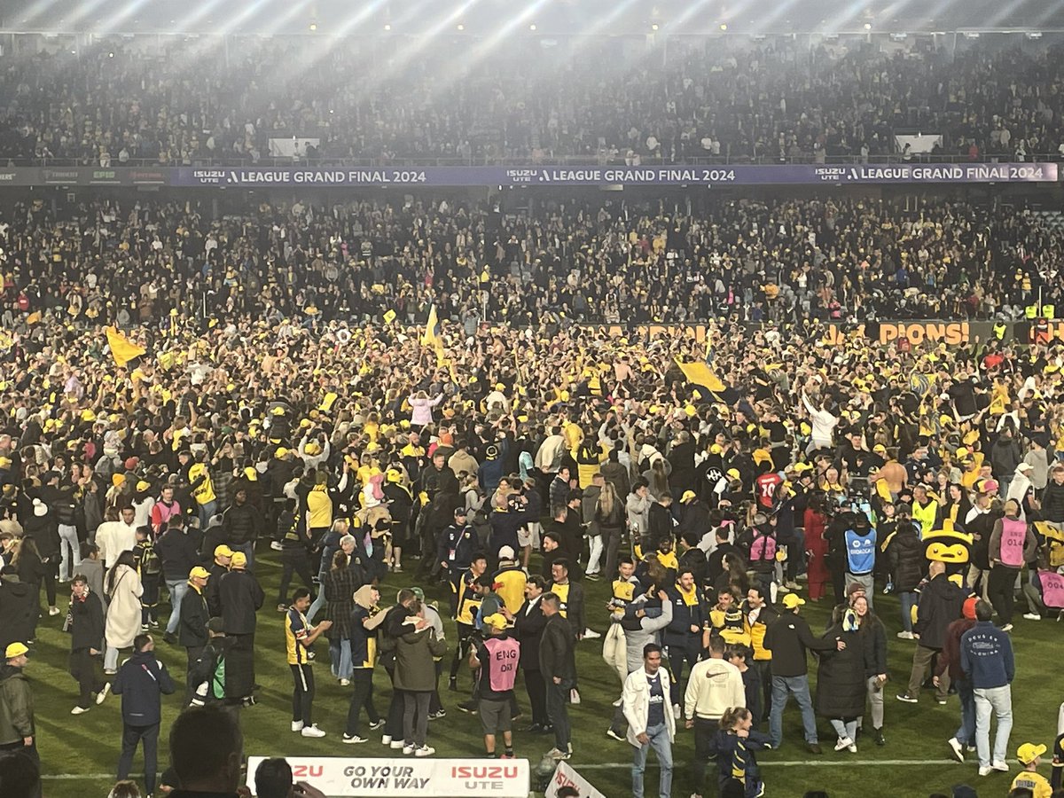 Unprecedented @aleaguemen scenes. But this is an unprecedented feat. What a story. What a club. Back to back, treble winning @CCMariners. ⚽️🇦🇺