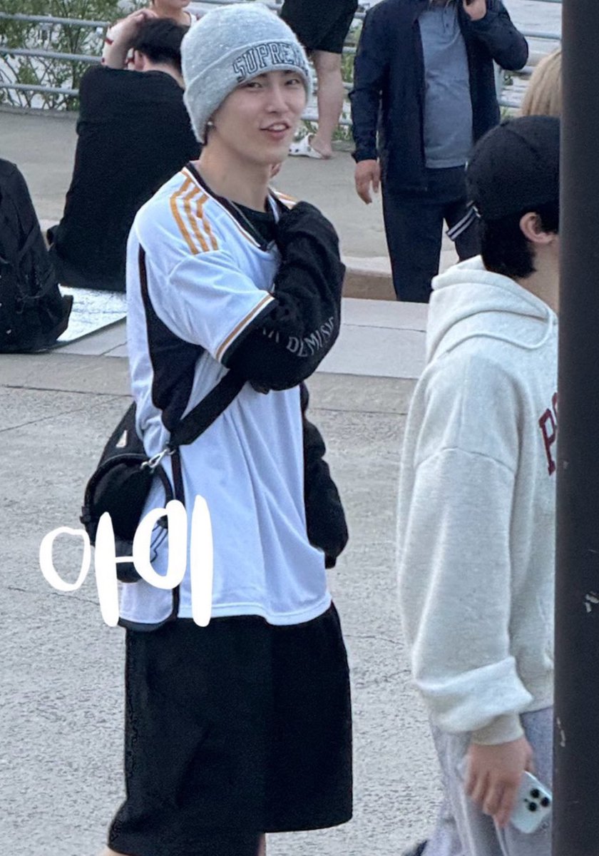 THAT BEAUTIFUL SMILE IS THAT HAPPY SEUNGHAN 😭 that I've been missing for 6 months finally we can see, Seunghan I'm so happy to see you smile🥺🧡🧡🧡🧡🧡