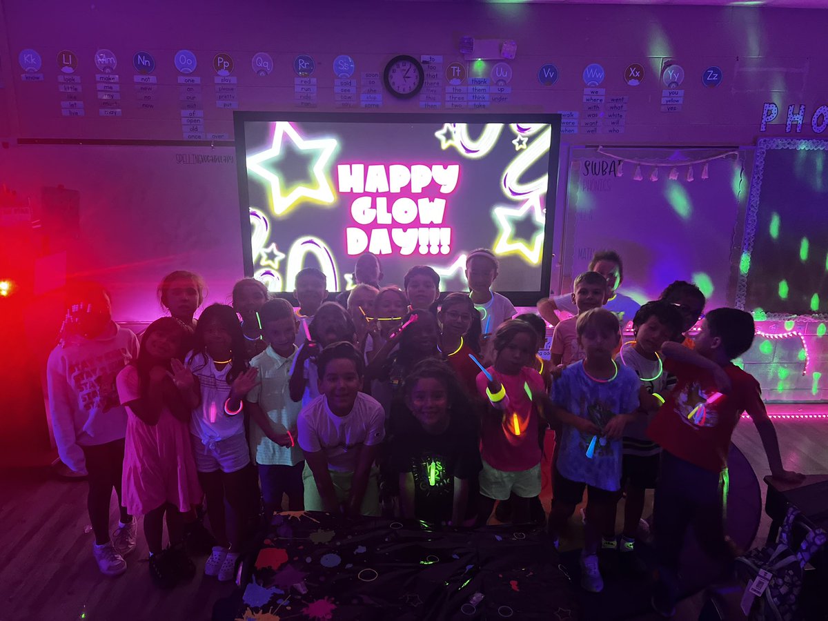 Gateway_Gators's tweet image. #GatewayGators🐊 1st grade scholars Glow Day!! #LeeSchools