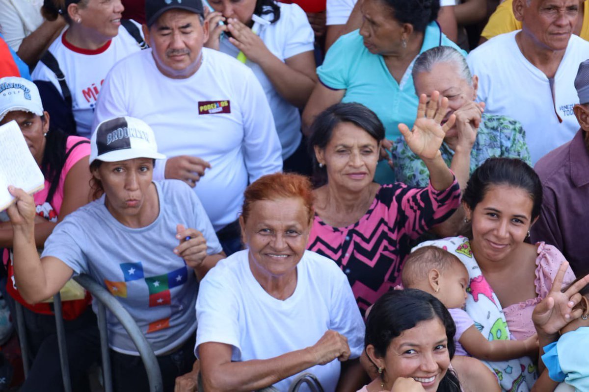 El pueblo de Yaritagua en el municipio Peña del estado Yaracuy está en la calle apoyando a Nicolás Maduro!!!!
#VerdadDePueblo #oriele #donnalisi #poupettekenza #PRELEMI #Perletti