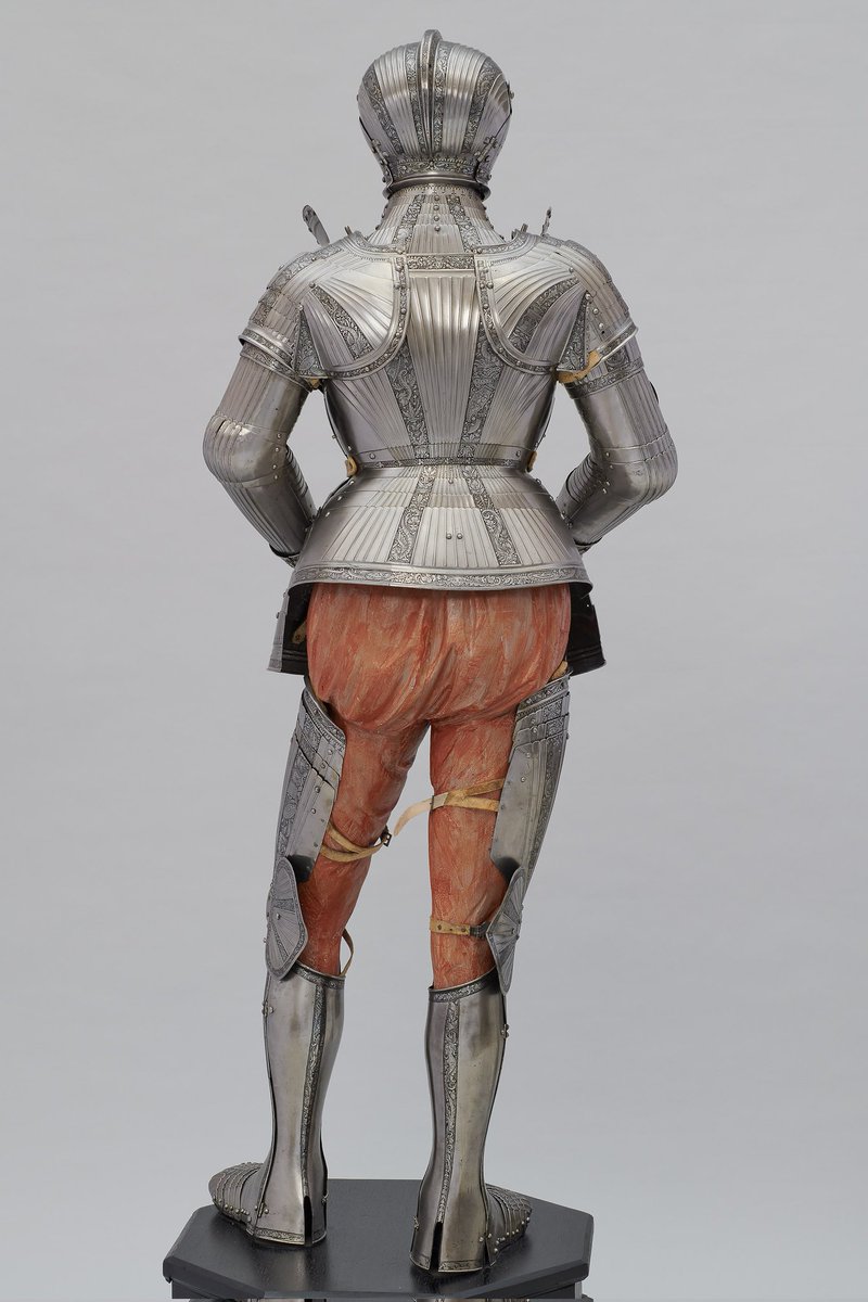 A beautifully etched #armor in Maximilian style made for Otto Heinrich, attributed to Lorenz Helmschmid and Daniel Hopfer, #Augsburg, #Germany, 1516, housed at the @KHM_Wien

#hre #holyromanempire #renaissance #khm #art #history