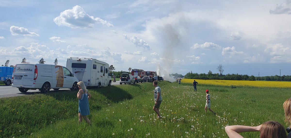 50 autot. üks leekides. kustutiga autojuht jõudis minut enne tõrjet. minge ostke kohe üks pagassi