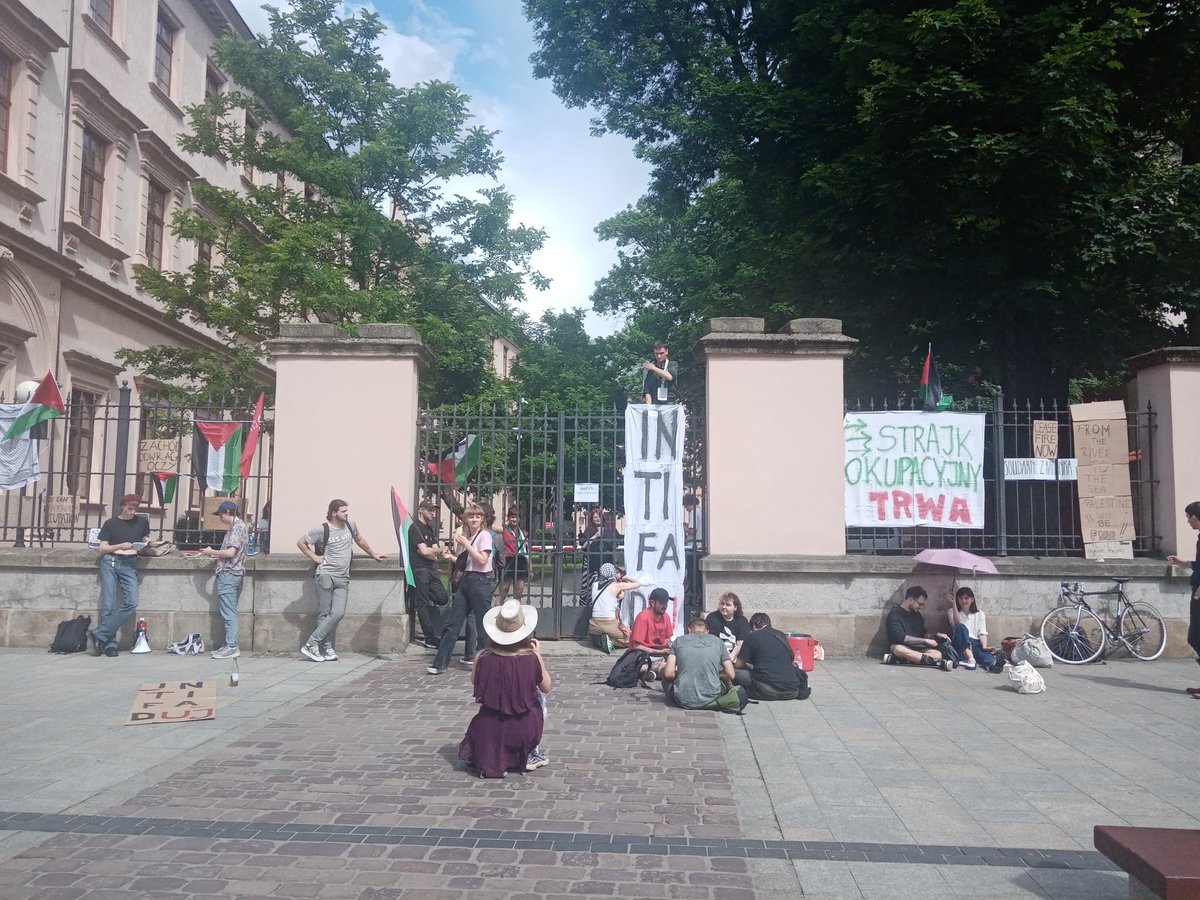 Maj w Krakowie to prawdziwe święto demokracji. Kolejny dzień strajkuje Kamionka, a od wczoraj w Collegium Broscianum UJ strajkuje Akademia @dlapalestyny. Solidarność naszą bronią!