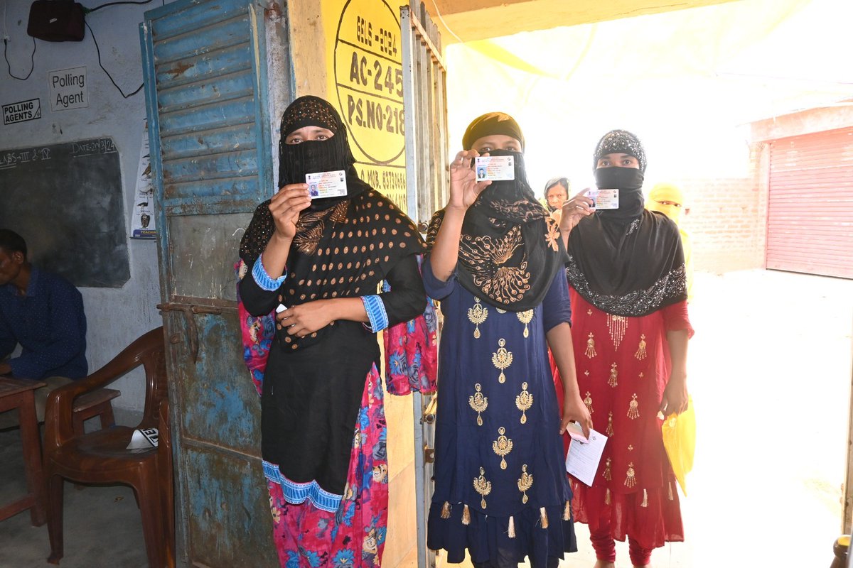 CEOWestBengal's tweet image. Voting Day Vibes!
#Phase6 #LokSabhaElections2024
Women voters in large numbers are visiting their polling booths to cast their vote at Para Block of Purulia district, West Bengal.
#ChunavKaParv #DeskKaGarv #IVote4Sure

@ECISVEEP
@SpokespersonECI
@rajivkumarec
@anuj_chandak