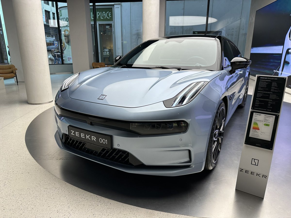 bennychewNL's tweet photo. Just checked out the Zeeker store in Amsterdam. Pretty impressive!! I wouldn’t mind driving one. Zeeker 001 https://t.co/V2e4wbIbRj