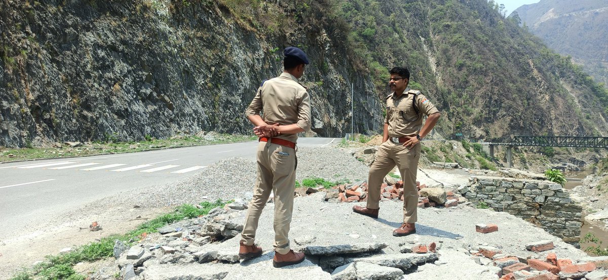 श्री अजय गणपति, पुलिस अधीक्षक महोदय #चम्पावत द्वारा किया गया #लोहाघाट क्षेत्र अन्तर्गत भारतोली, घाट-पनार दुर्घटना सम्भावित स्थलों का निरीक्षण #uttarakhandpolice #champawatpolice