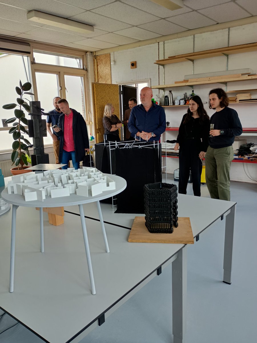 timmietovenaar's tweet photo. Opening van B46 (voorheen De Fabriek, Overschie) een atelier complex wat in de afgelopen periode via een coöperatieve rechtsvorm in handen en beheer is gekomen van de ateliergebruikers. En waarbij het complex zowel binnen als buiten onder handen is genomen en vergroend 💪 https://t.co/PZ88QTRjfz
