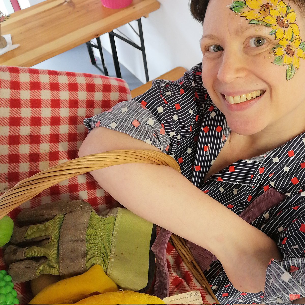 Farmer Jo had her face painted at Norwich Market today in between treasure hunts! Here till 3.30pm if you want to join the family fun!
#LoveYourLocalMarket
#NorwichMarket