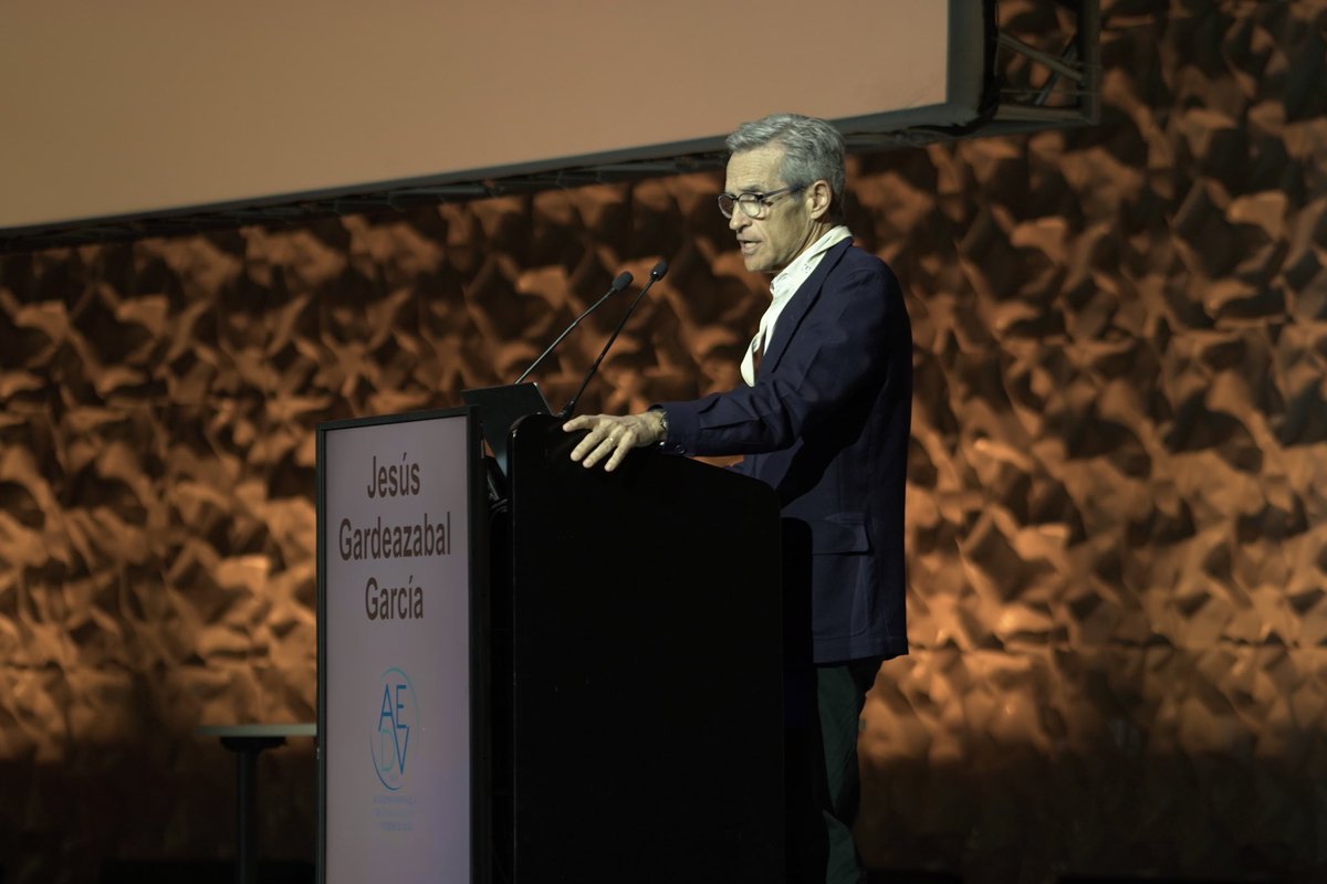aedv_es's tweet photo. #AEDV2024 | 
🔵🆕🔵 Novedades en Clínica  
👨🏽‍⚕️💬 Dr. Jesús Gardeazabal 
#Dermatología #Venereología #Madrid #LaPielEnElCentro #Madrid2024 #Piel #Salud #PielSana #Dermatóloga #CáncerdePiel #Venereología #AEDVContigo https://t.co/9JilhIjBMt