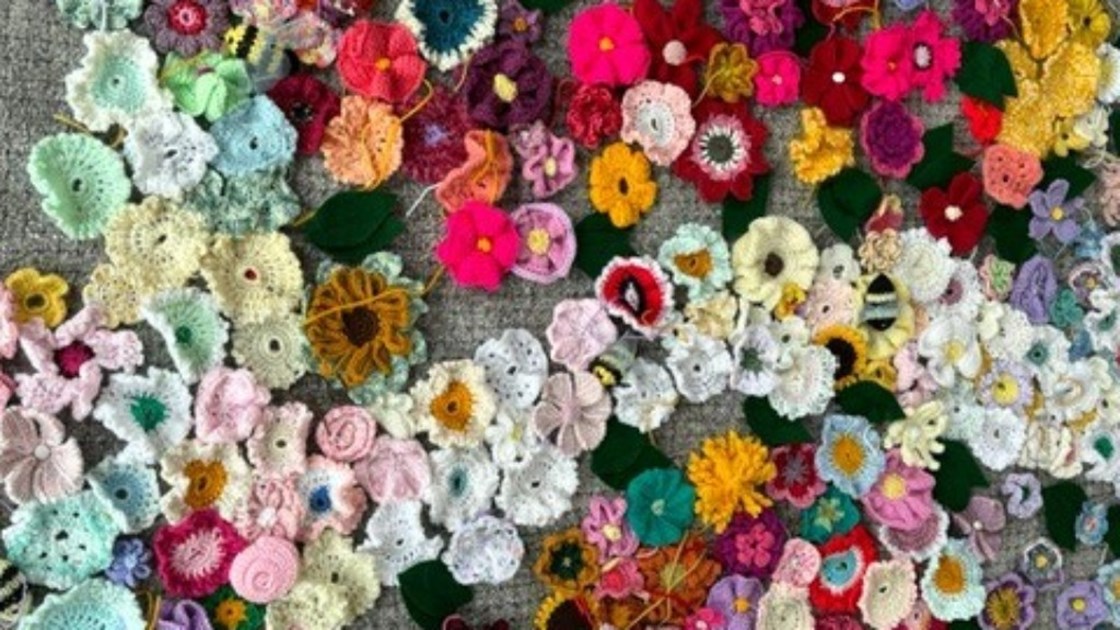 BlueSmileCam's tweet photo. Look out for the Friends of Blue Smile at Gransdens Farmers Market this Sunday - and the amazing display of crocheted and knitted flowers! Created by the Village Knitting Bee to celebrate 60 yrs of Britain In Bloom &amp; raise funds for Blue Smile: https://t.co/9YDrimbunx @RHSBloom https://t.co/pfYDm56HAN