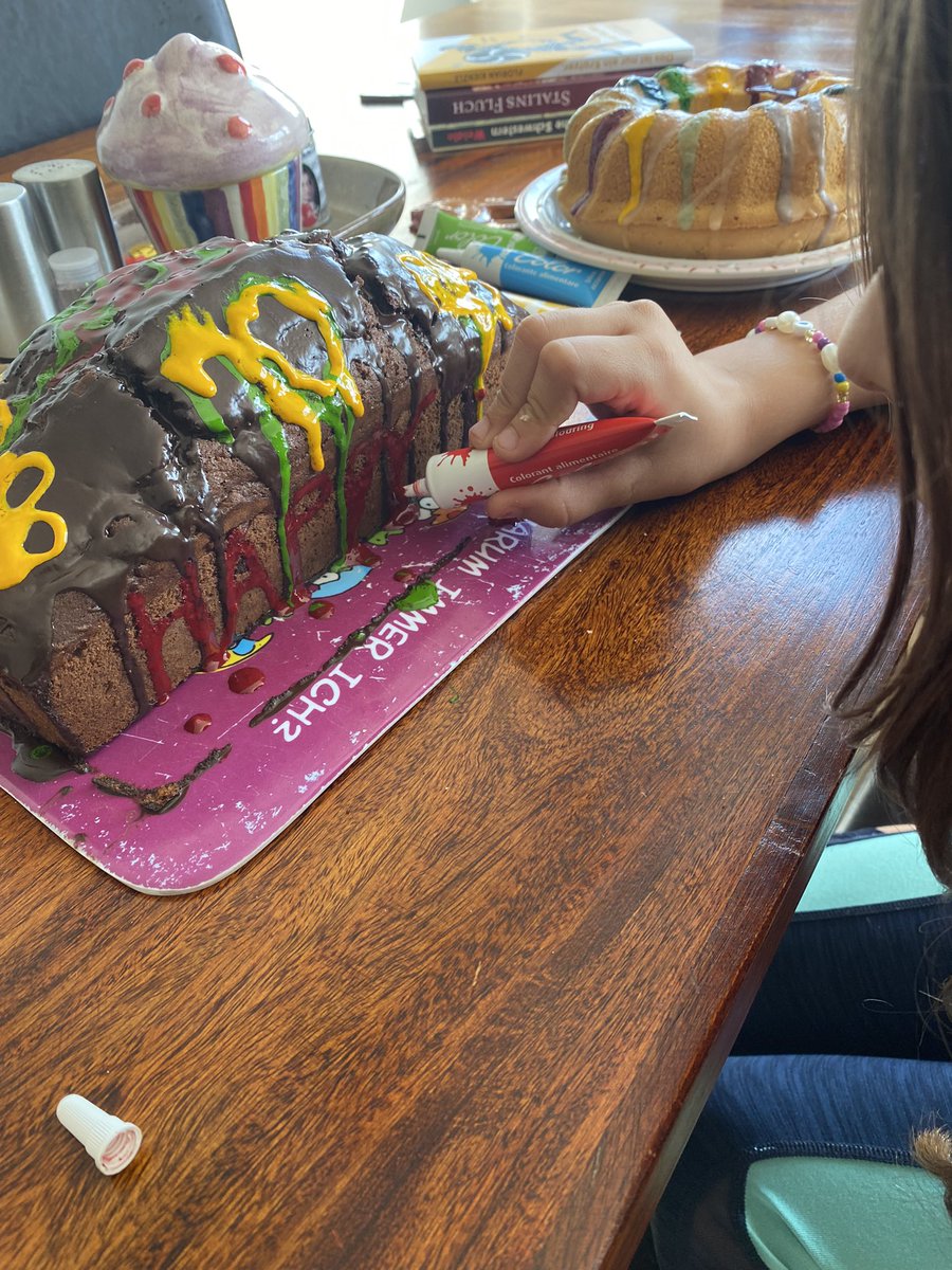 Wir #backen für die größte Geburtstagsfeier in Berlin. Happy 10 Tempelhofer Feld🌻🍀🎉Und Elsa darf nach Lust und Laune entscheiden, wie der Kuchen dekoriert wird .. nennt sich echte Beteiligung;) Bis gleich auf dem #Tempelhoferfeld 🌻 Kuchen darf schnell weg #thfbleibt <a href="/thf100/">100%THF #Klimaflughafen #TempelhoferFeld</a>