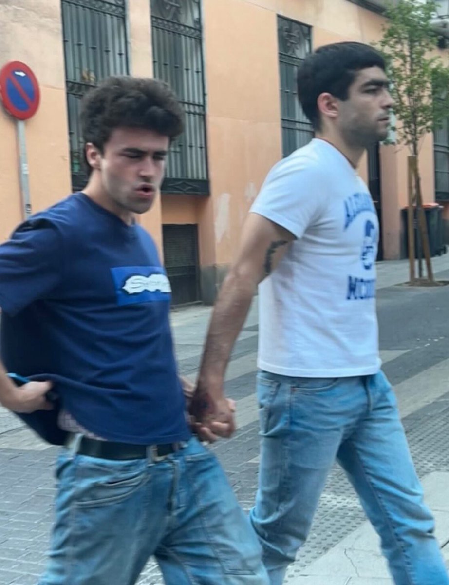 poptime's tweet photo. Omar Ayuso e Itzan Escamilla (Elite) de mãos dadas por Madri 😮‍💨🔥 https://t.co/Wv0KYL28IM