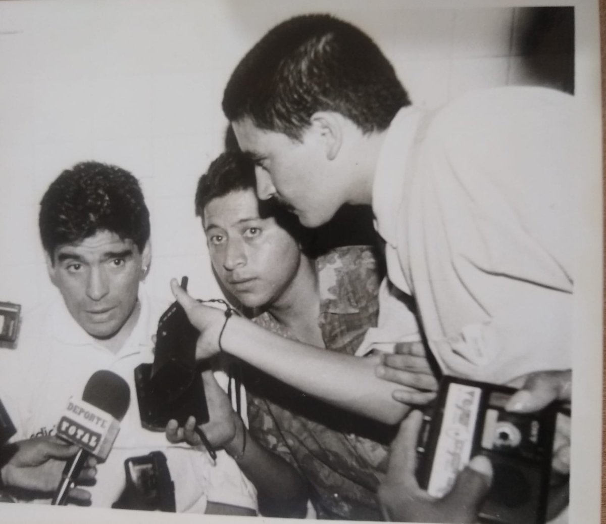 Guayaquil, miércoles 25 de mayo de 1994, estadio Monumental Isidro Romero Carbo, ECU 1-ARG 0, amistoso previo al mundial USA 94. DIEGO, mi mejor amigo y colega SANTIAGO ORTEGA y yo, tengo la entrevista en casete.