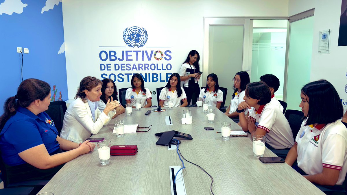 Las jóvenes y los jóvenes de 🇭🇳 una alegría, una pasión, una claridad y un compromiso con el desarollo sostenible y derechos humanos sin dejar a nadie atrás. Ayer con estudiantes de Alison Brixby Stone School en Zamorano que me visitaron en la oficina. Gracias y sigan adelante!