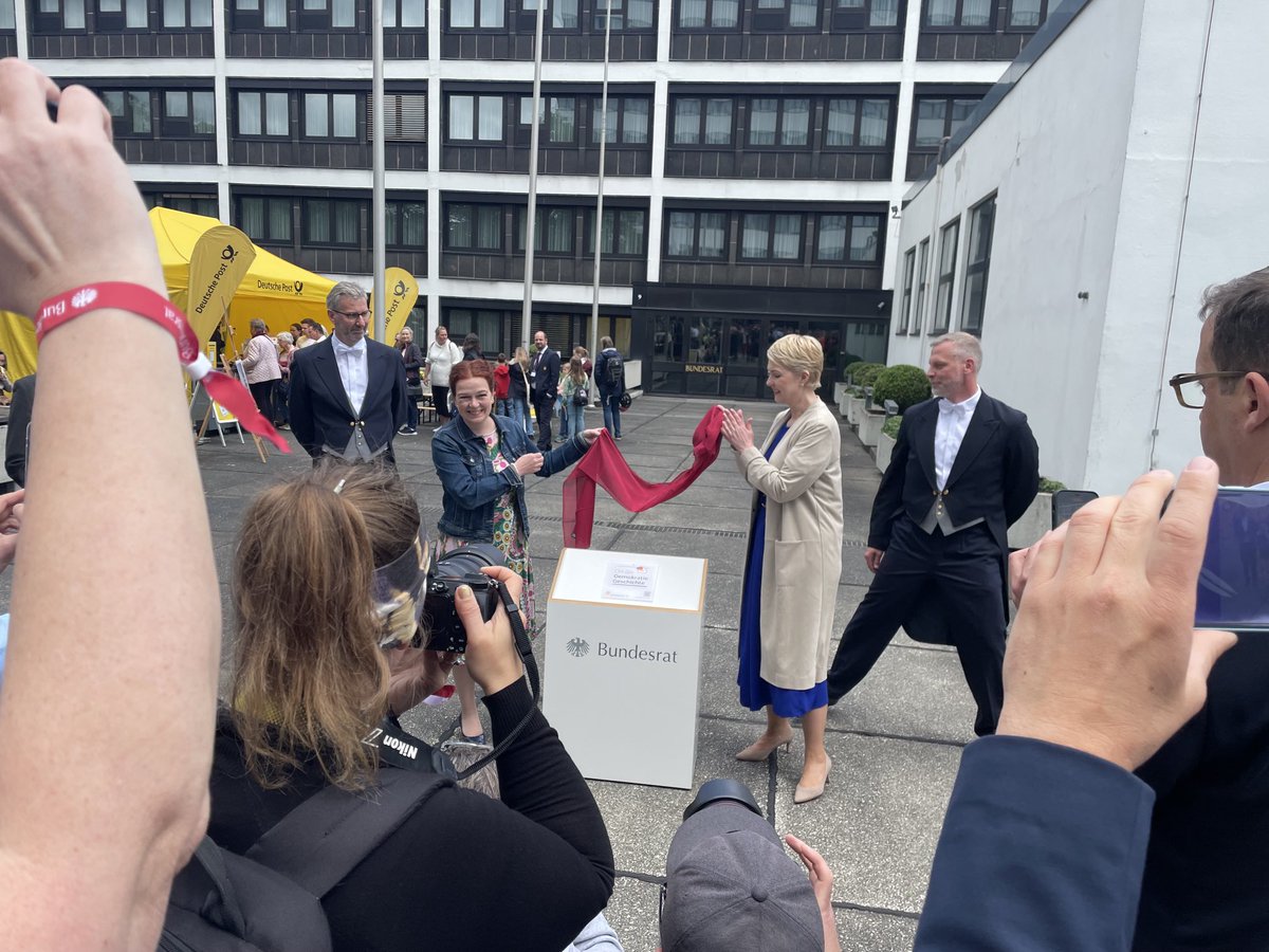 Ganz schön was los hier auf dem Fest der Demokratie in #Bonn. Phoenix berichtet den ganzen Tag lang. OB ⁦<a href="/katjadoerner/">Katja Dörner</a>⁩ und Bundesratspräsidentin Manuela Schwesig eröffnen auf dem Platz der Vereinten Nationen.