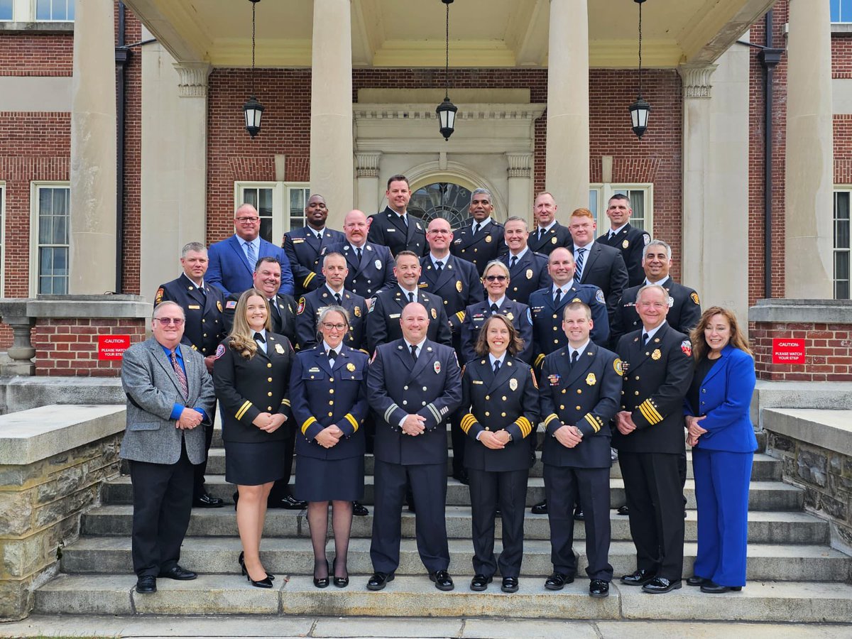Marshfield_Fire's tweet photo. Congratulations to Captain Smith on his graduation from the National Fire Academy Executive Fire Officer Program! https://t.co/80IsEyta0h