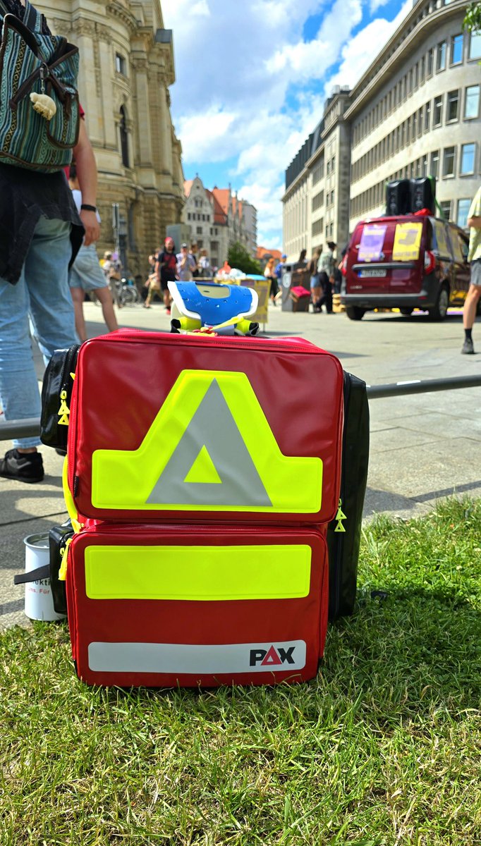 sankollektiv_le's tweet photo. Seit knapp 20 Minuten sind wir am Wilhelm-Leuschner-Platz vor Ort bei der #Demo von #PsychotherapieMangelware. Unser #Sanitätsdienst steht ab jetzt bis zum Ende der Versammlung bereit. Beim Aufzug werden wir mittig mitlaufen. Bei Problemen sprecht gern unsere #Sanis an. #le2505 https://t.co/KaASBwjTKR