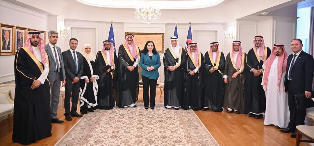 Shkëlqesia e saj Presidentja e Republikës së Kosovës  Vjosa Osmani, priti delegacionin e Komisionit Parlamentar të Miqësisë Saudi-Kosovë, të kryesuar nga Shkëlqesia e Tij z. Khaled Al Bawardi, në prani te #Ambasadorit_Faisal_Hifzi.
@ShuraCouncil_SA