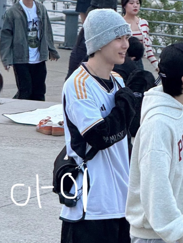 AboutMusicYT's tweet photo. RIIZE's Seunghan was spotted at Han river today. https://t.co/7POR3kFM7q