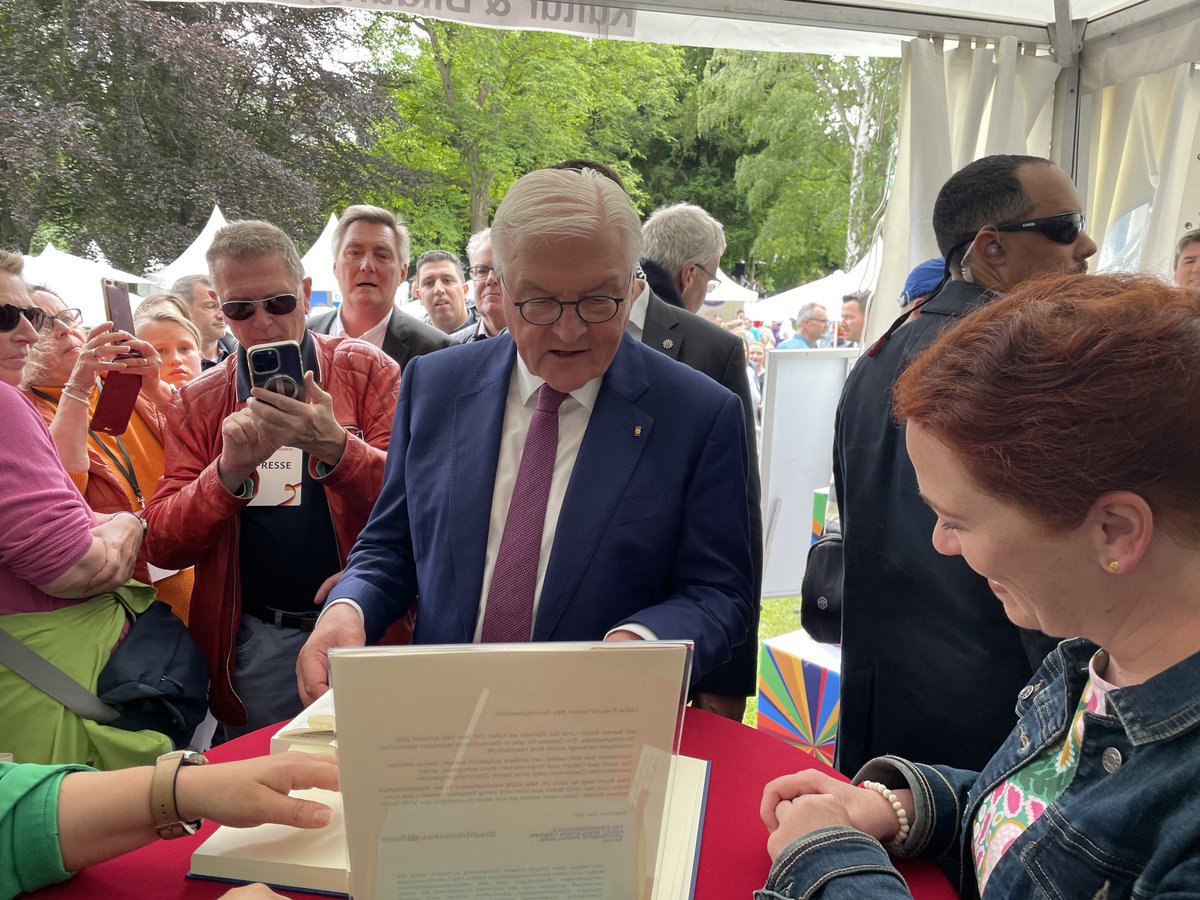 Im Park der Villa Hanmerschmidt eröffnet Bundespräsident Steinmeier das Fest und besucht den Stand der ⁦<a href="/BundesstadtBonn/">Bundesstadt Bonn</a>⁩.
