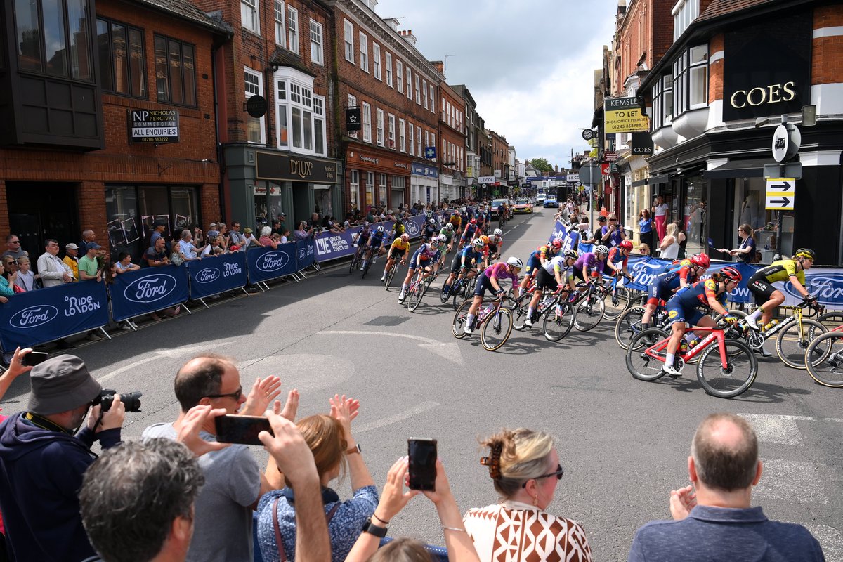 22 km to go 🏁 North Hill is coming up for one last time! It might be the moment a rider chooses to shake things up. #UCIWWT @RideLondon 📷 Getty