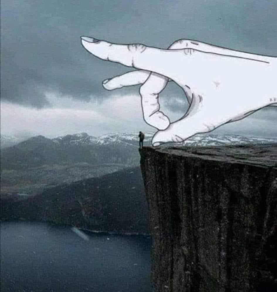 لا حاجه لنا بمن يظن أننا سنخسر بغيابه حتى و لو كان ذلك صحيحاً فنحن من تربينا على إحترام الذات نعد كل الخسائر تافهه أمام الكبرياء 
#يوميات_كاتب